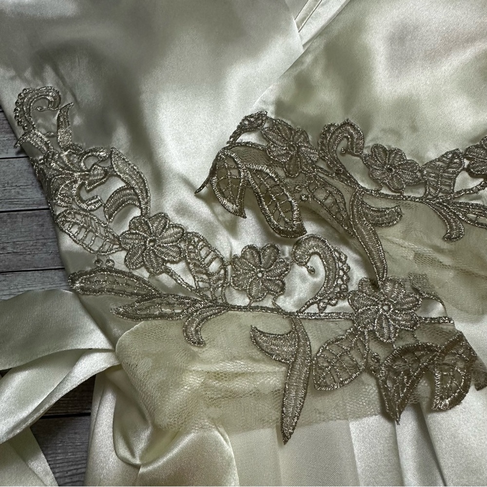 Flora Nikrooz Cream Satin Robe L/XL - Picture 7 of 7